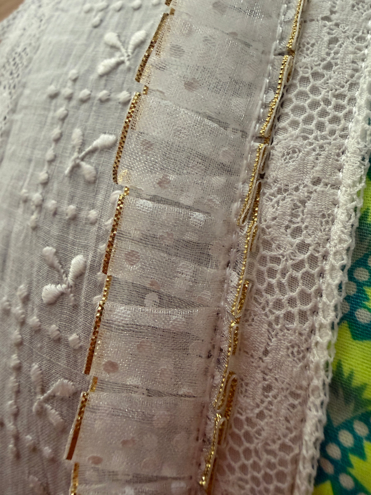 Zoom bandes latérales coussin fait main Lyli Créarti, superposition de dentelle blanche et broderie fine