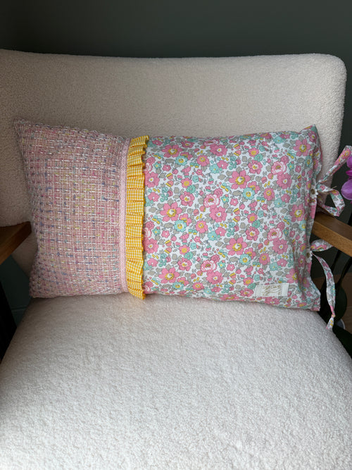 Coussin cousu main associant tweed rose et coton fleuri Liberty, volant vichy jaune