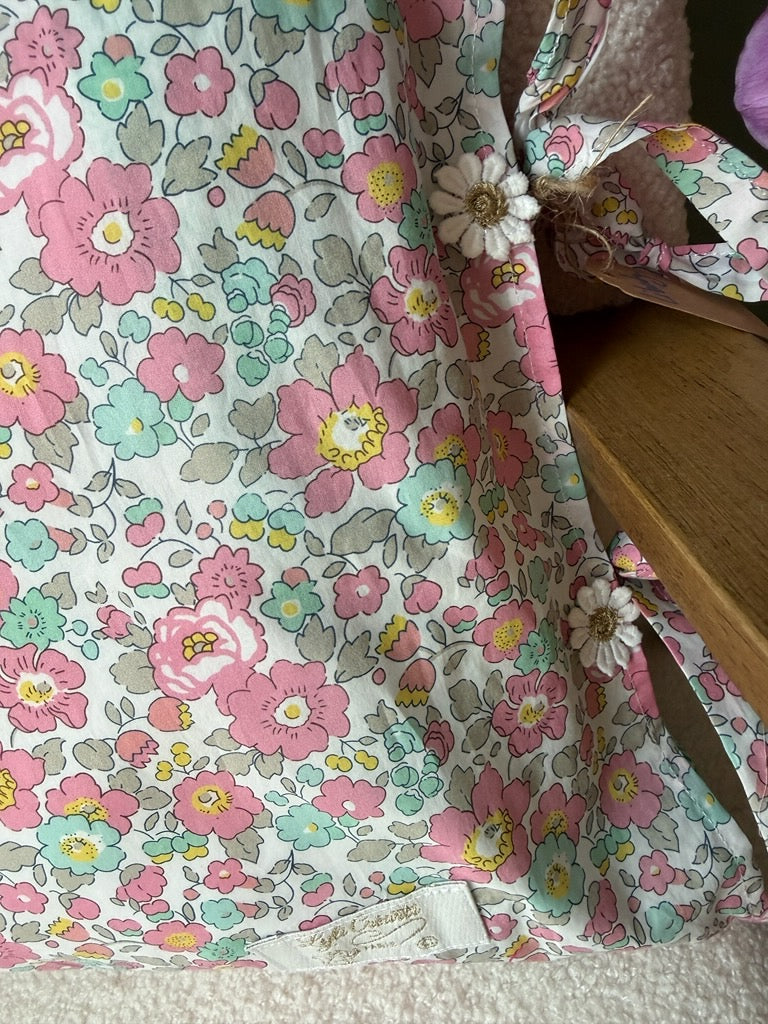 Détail du coton Liberty rose et vert, fleurs de dentelle et étiquette Lyli Créarti Paris