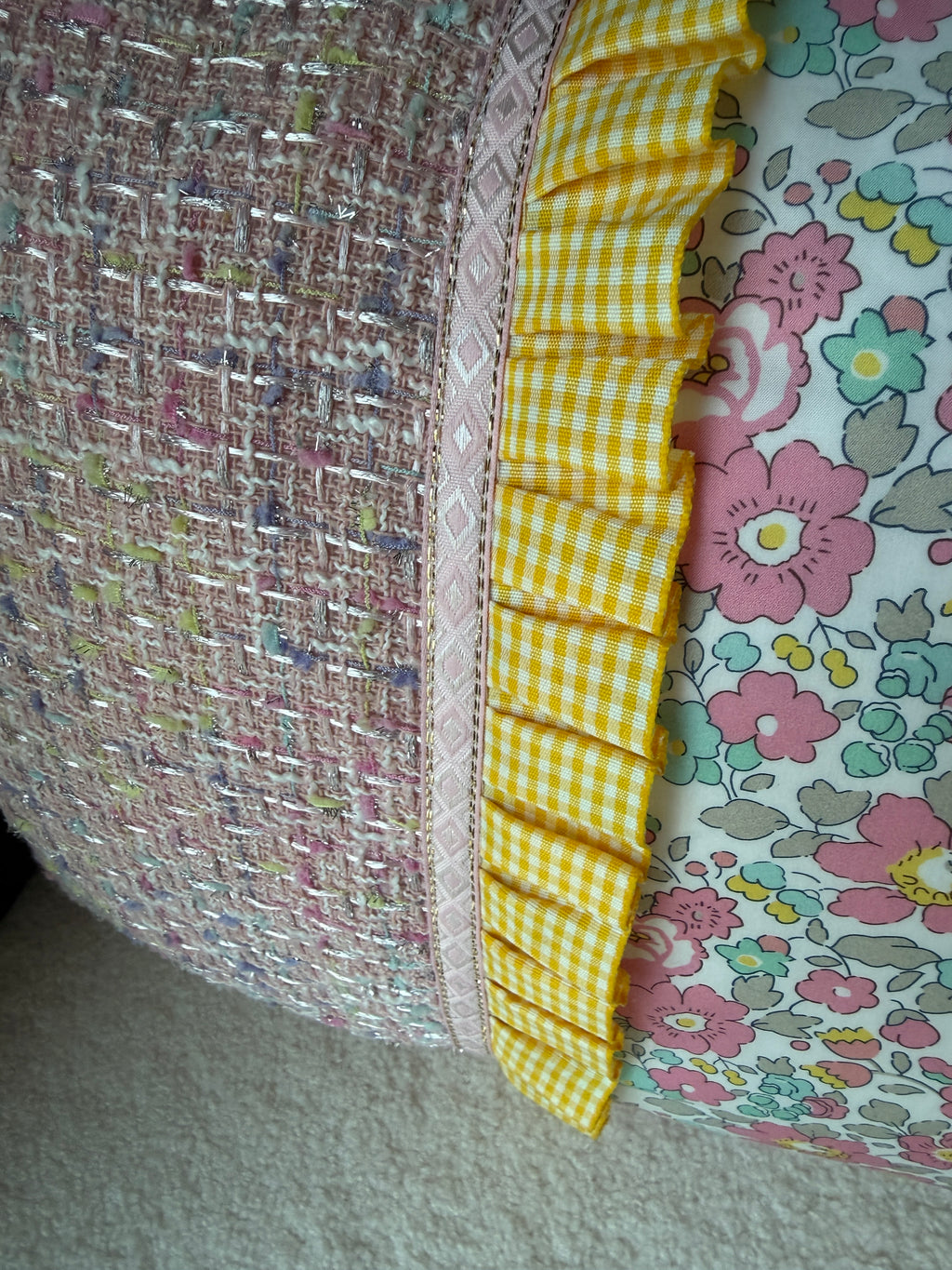 Détail du volant en vichy jaune plissé entre le tweed rose et le coton Liberty, cousu main