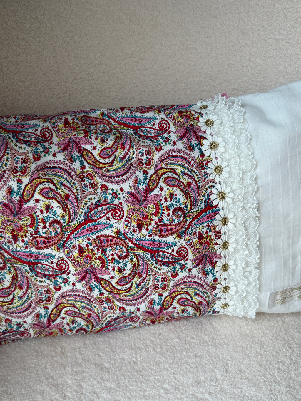 Coussin fait main vue de dessus, tissu imprimé cachemire rose et lin blanc avec dentelle fleurie perlée