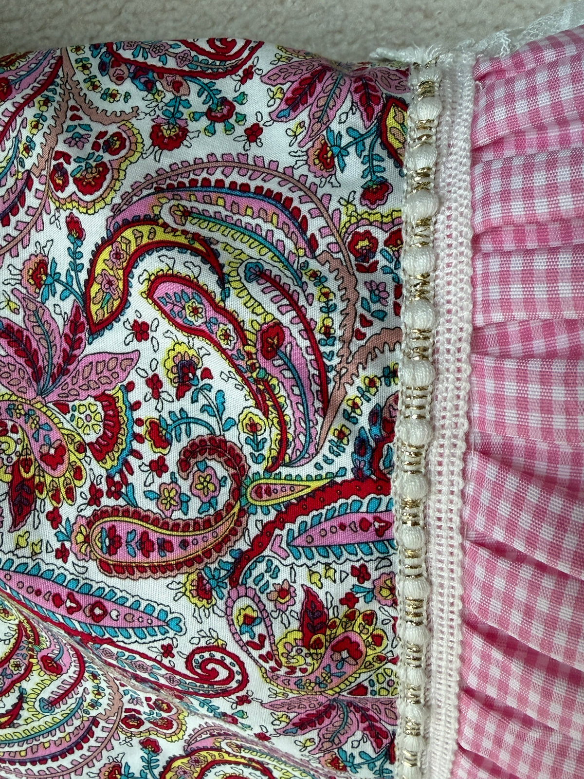 Zoom coussin fait main, tissu imprimé cachemire rose et volant plissé à carreaux vichy rose avec galon perlé