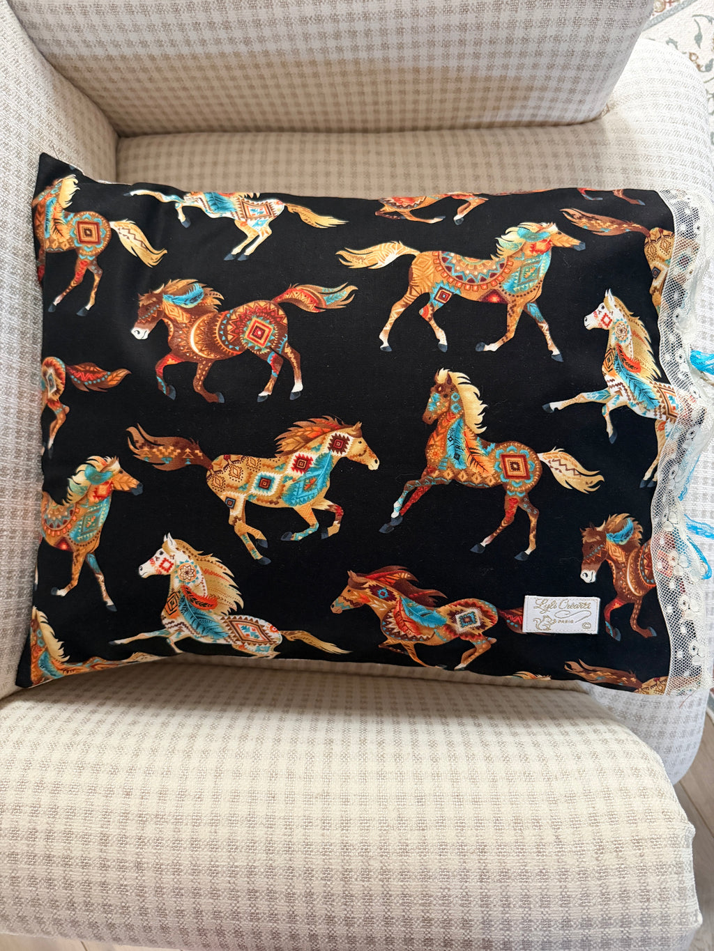 Coussin & housse décorative "chevaux bohèmes" - Dentelle ancienne & détails turquoise