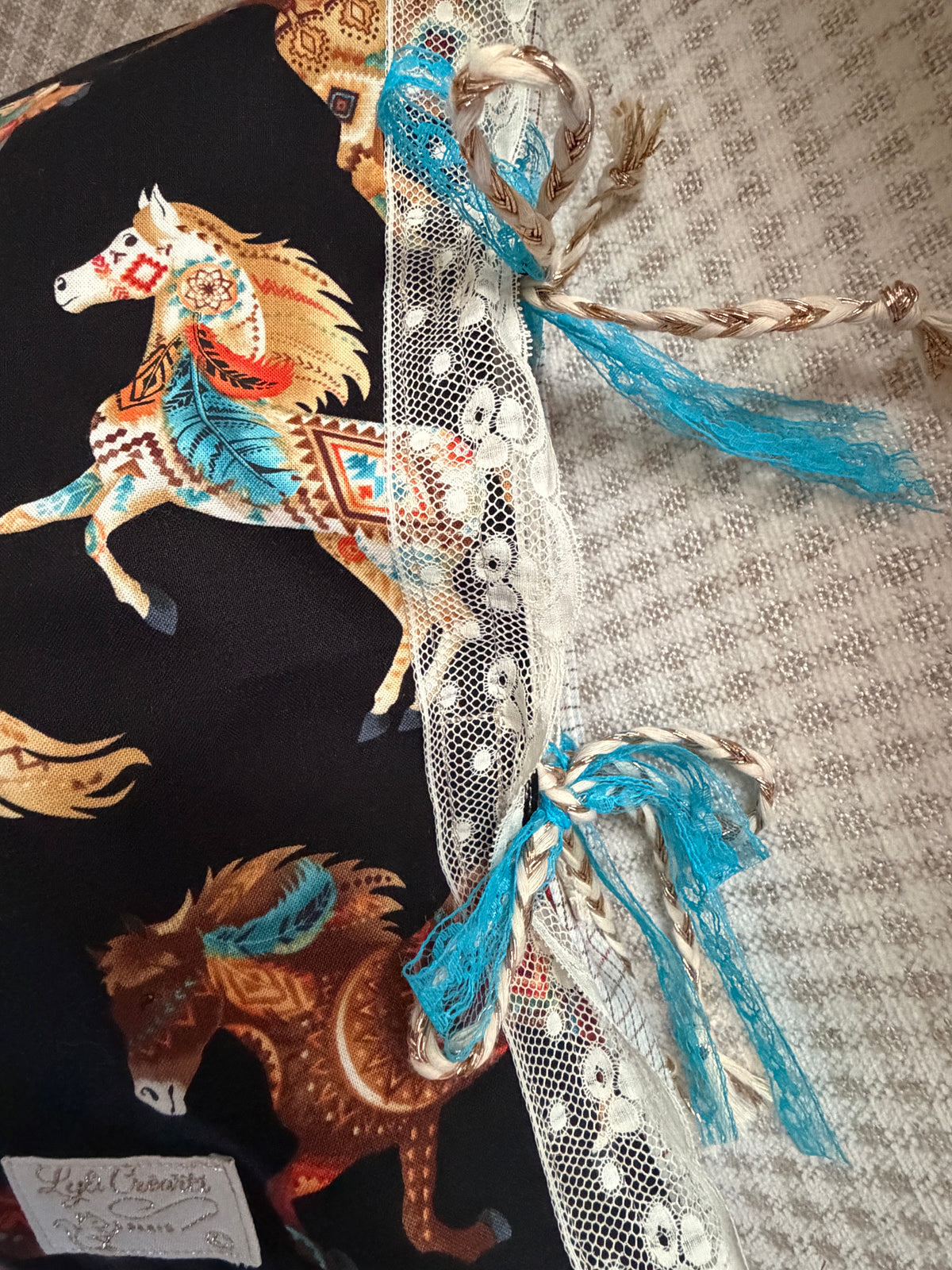 Coussin & housse décorative "chevaux bohèmes" - Dentelle ancienne & détails turquoise