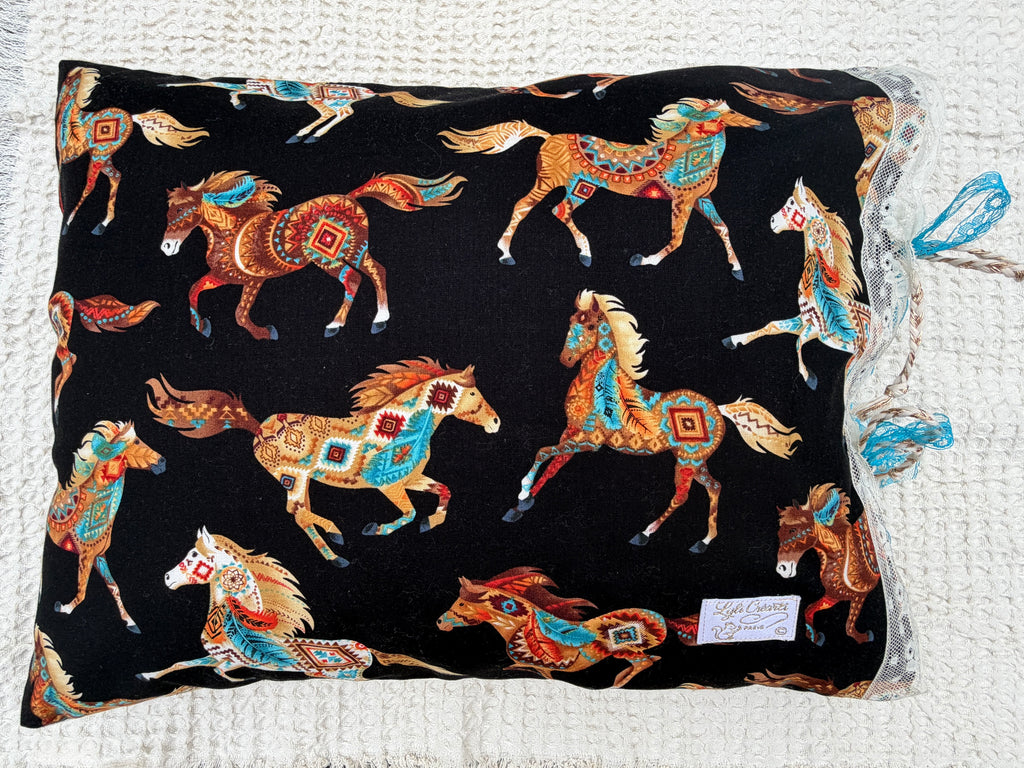 Coussin & housse décorative "chevaux bohèmes" - Dentelle ancienne & détails turquoise