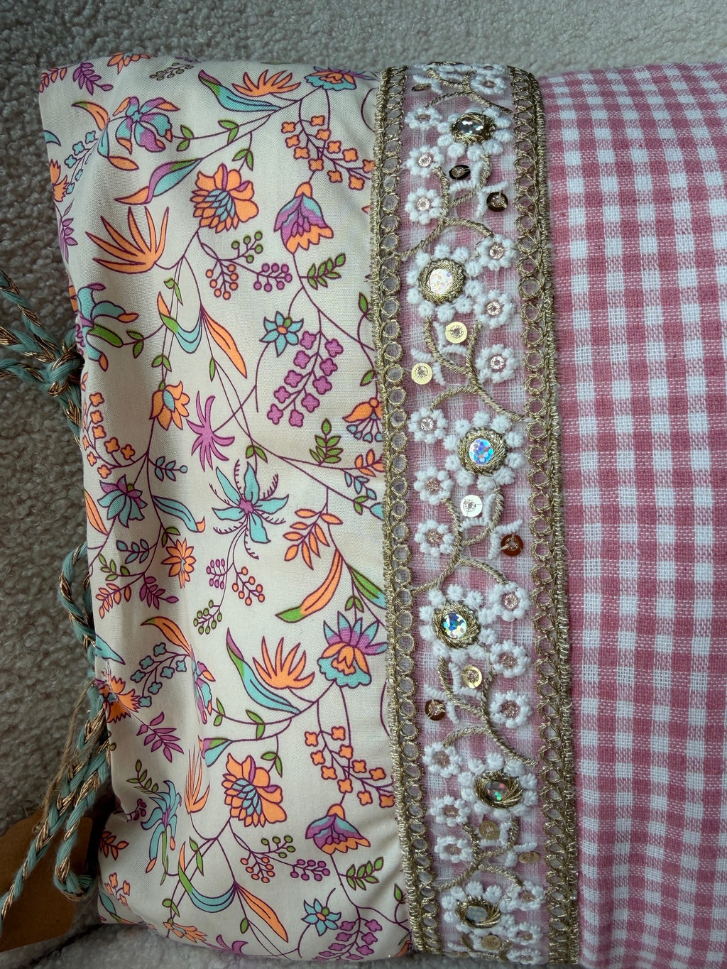 Coussin floral oiseaux vichy rose