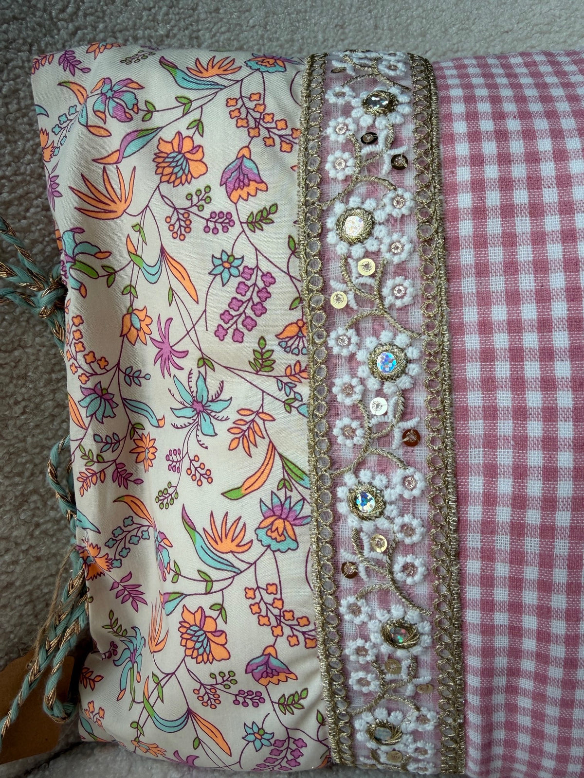 Coussin floral oiseaux vichy rose