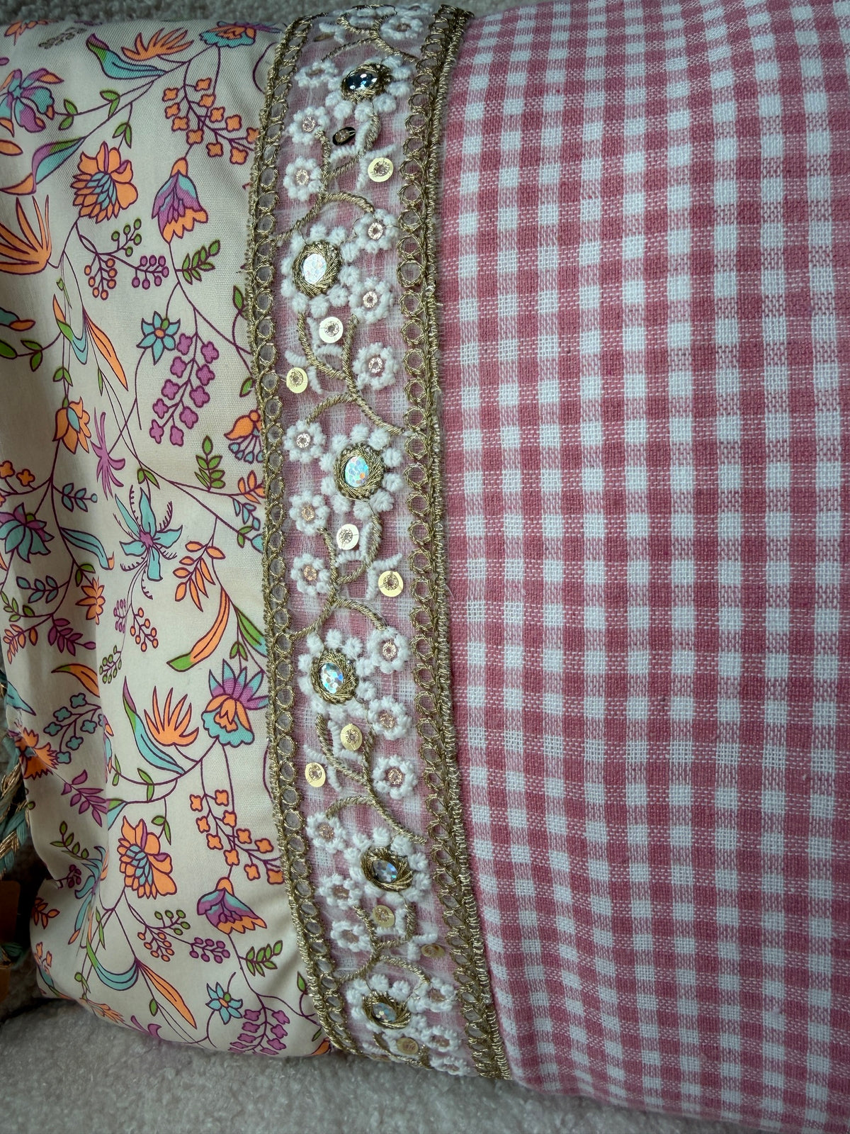 Coussin floral oiseaux vichy rose