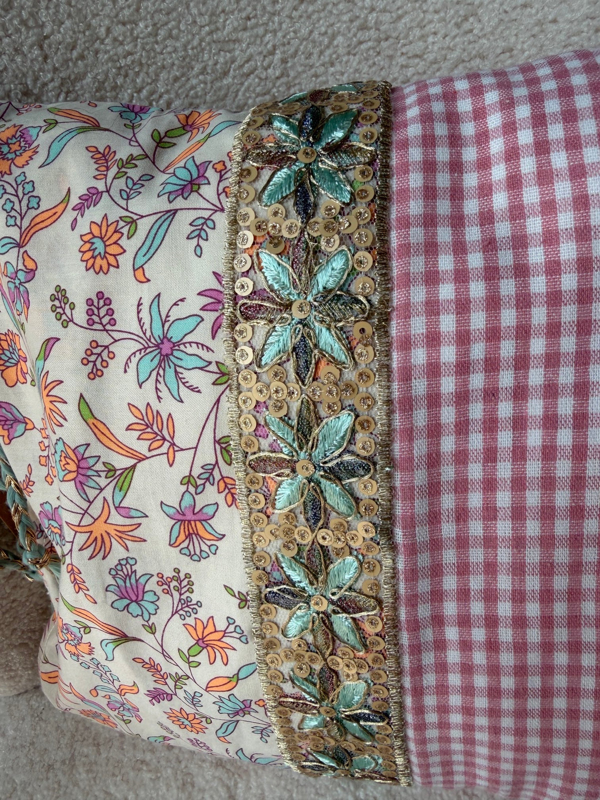Coussin floral oiseaux vichy rose