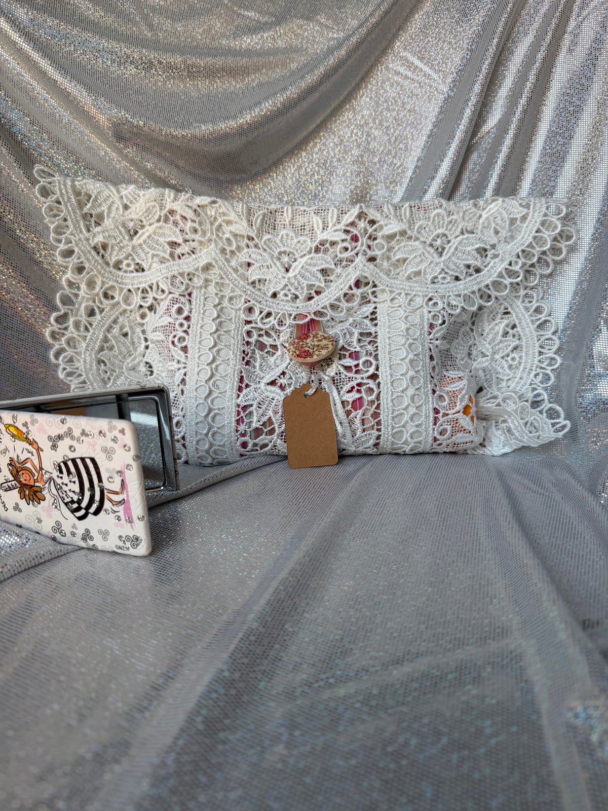 Pochette en dentelle ancienne - blanc rose & liserés or