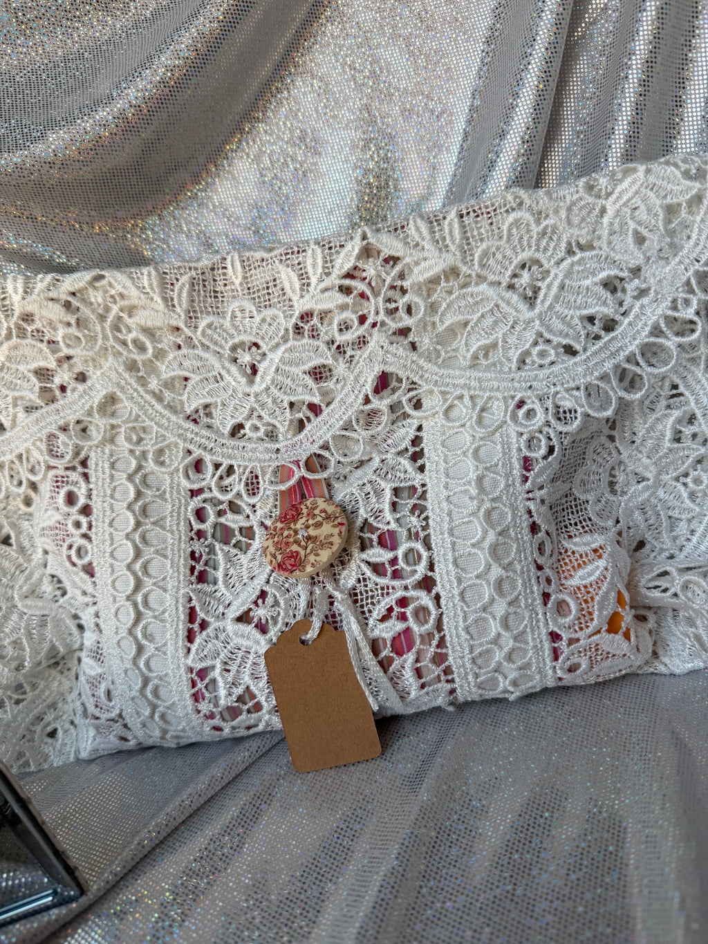 Pochette en dentelle ancienne - blanc rose & liserés or