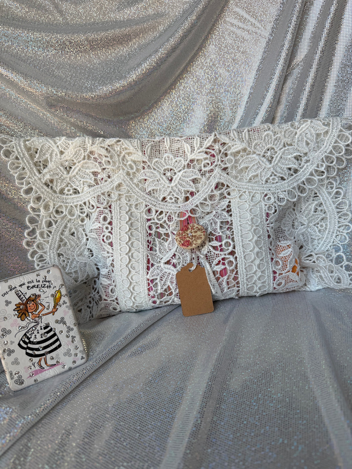 Pochette en dentelle ancienne - blanc rose & liserés or