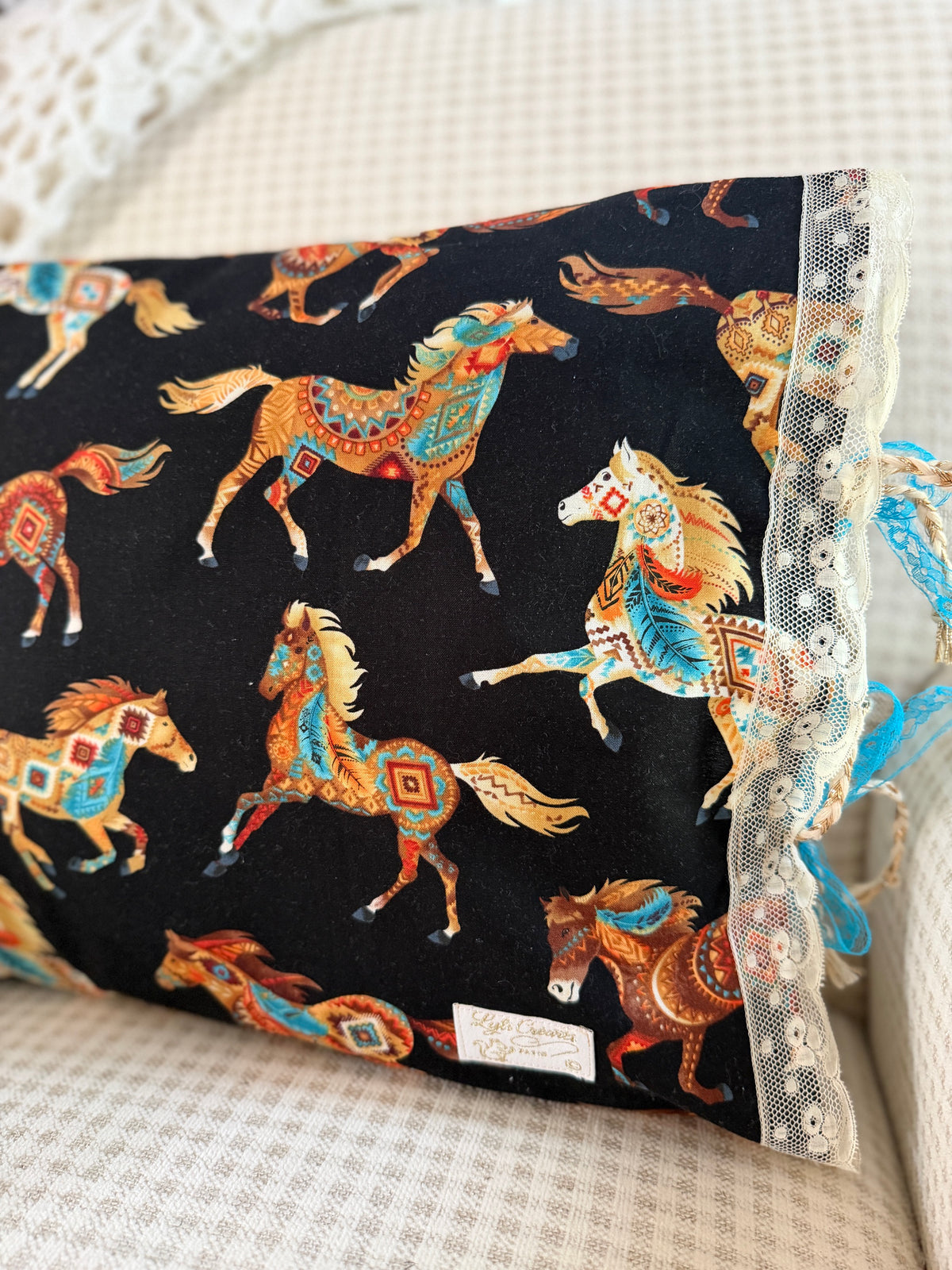 Coussin & housse décorative "chevaux bohèmes" - Dentelle ancienne & détails turquoise