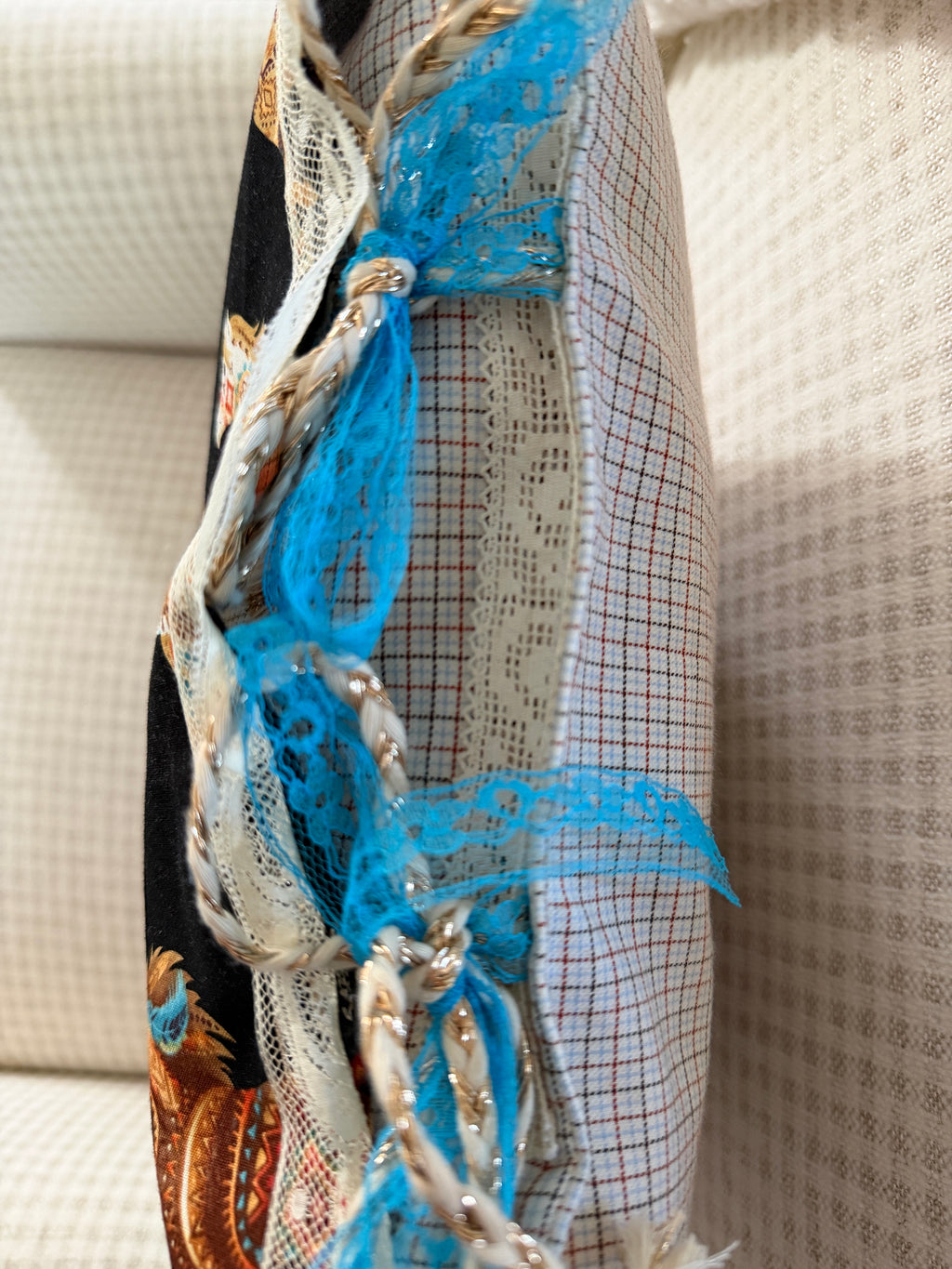 Coussin & housse décorative "chevaux bohèmes" - Dentelle ancienne & détails turquoise