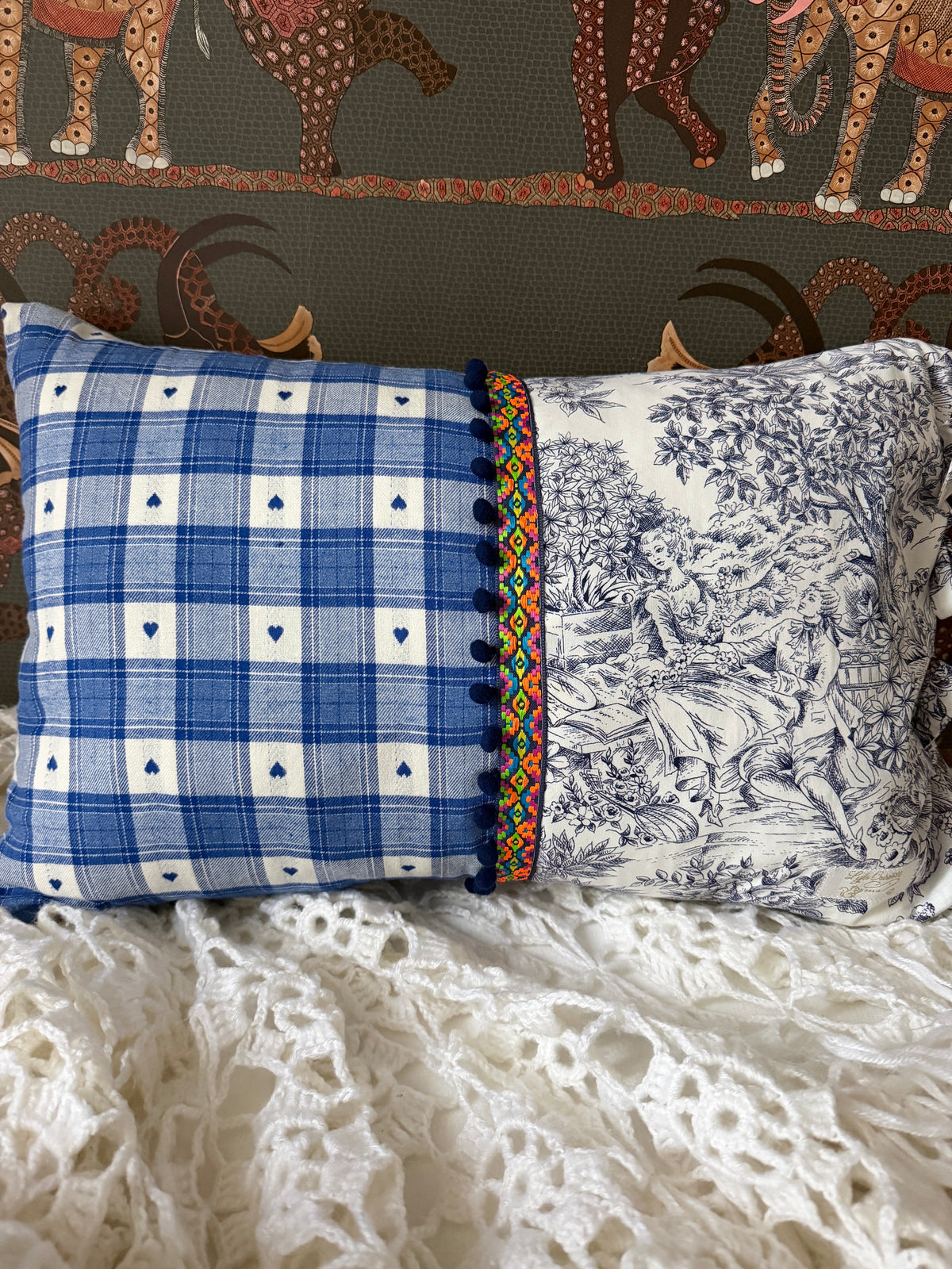 Housse de coussin « Bleue » – Toile de Jouy & petits cœurs 🩵