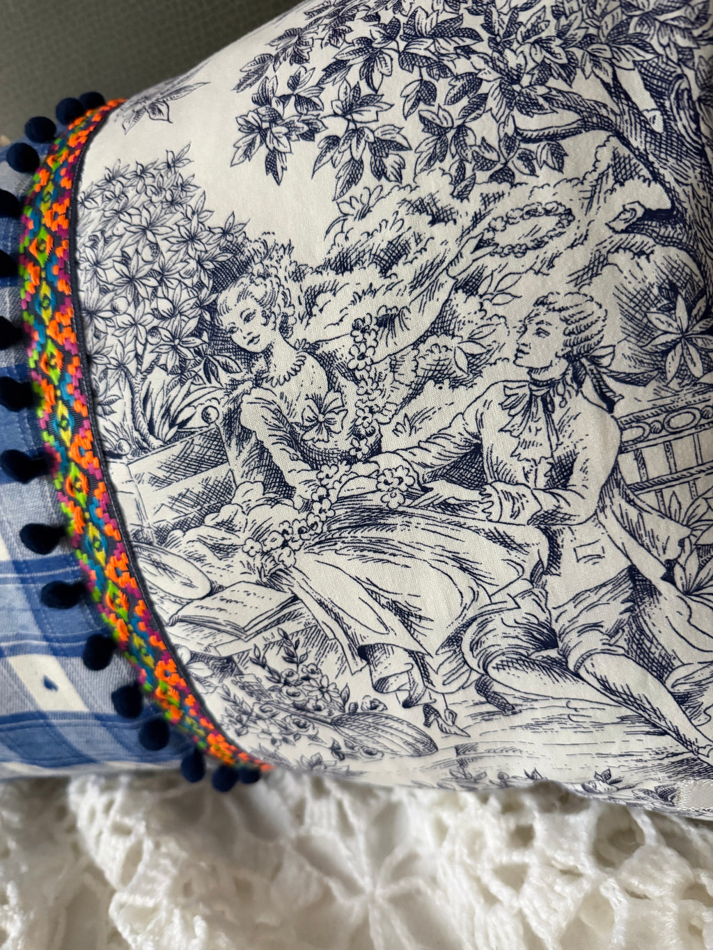Housse de coussin « Bleue » – Toile de Jouy & petits cœurs 🩵