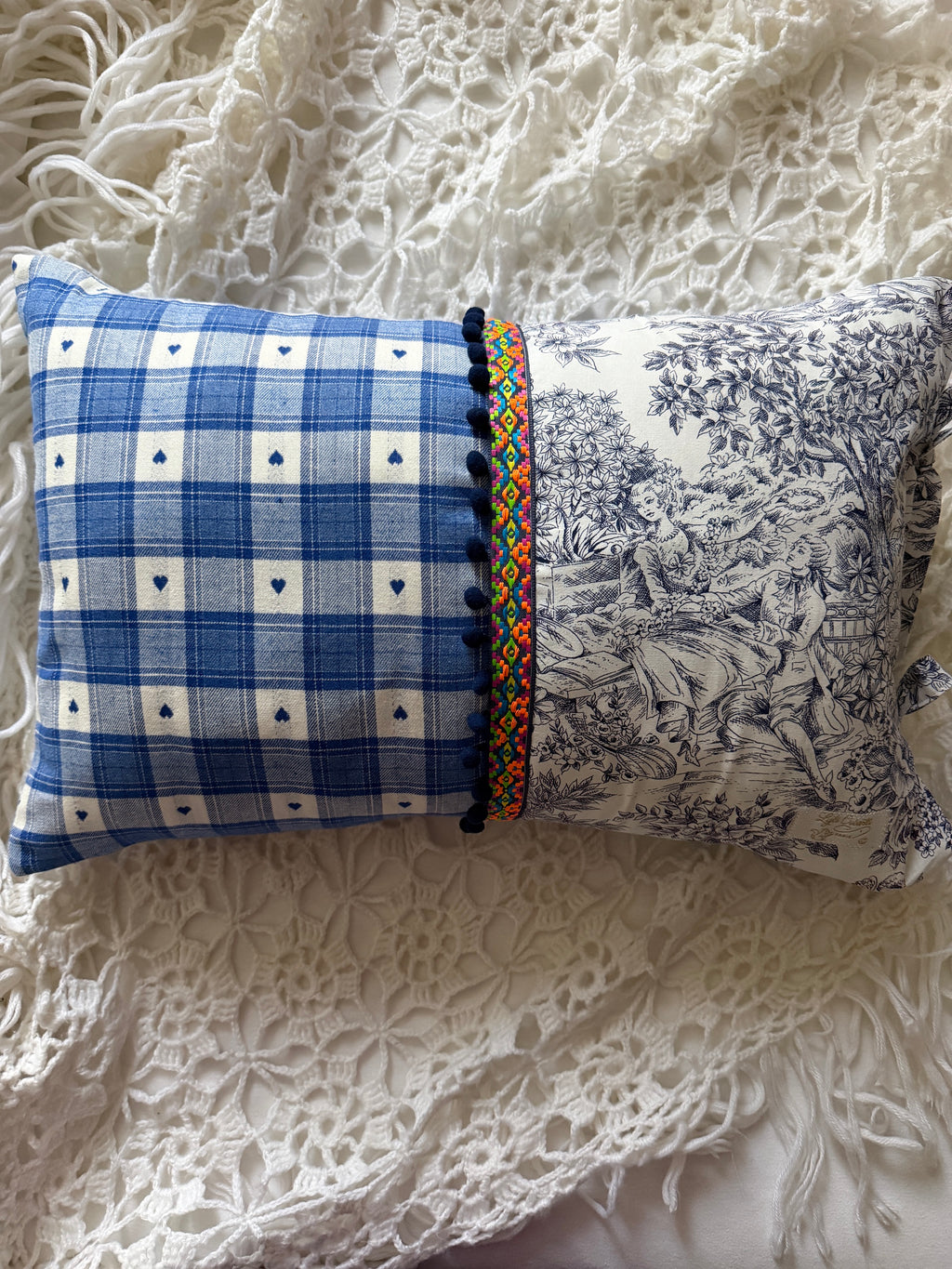 Housse de coussin « Bleue » – Toile de Jouy & petits cœurs 🩵