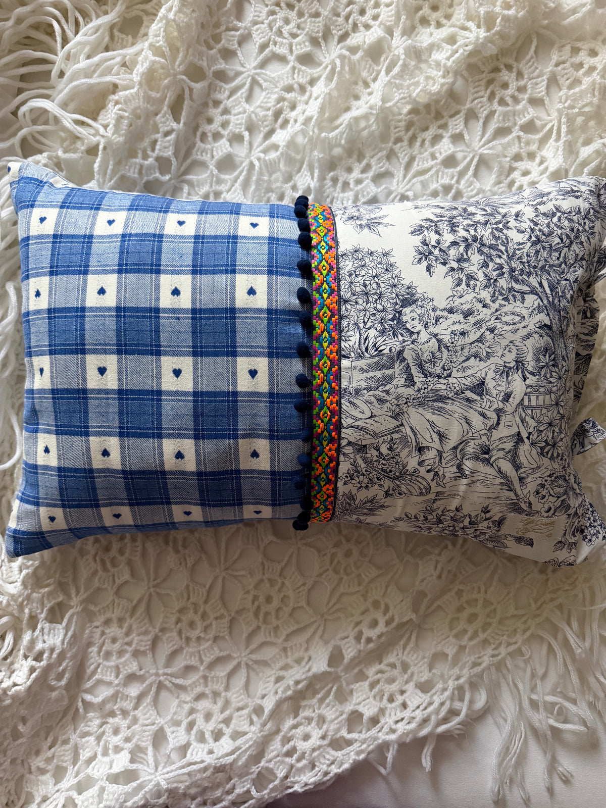 Housse de coussin « Bleue » – Toile de Jouy & petits cœurs 🩵