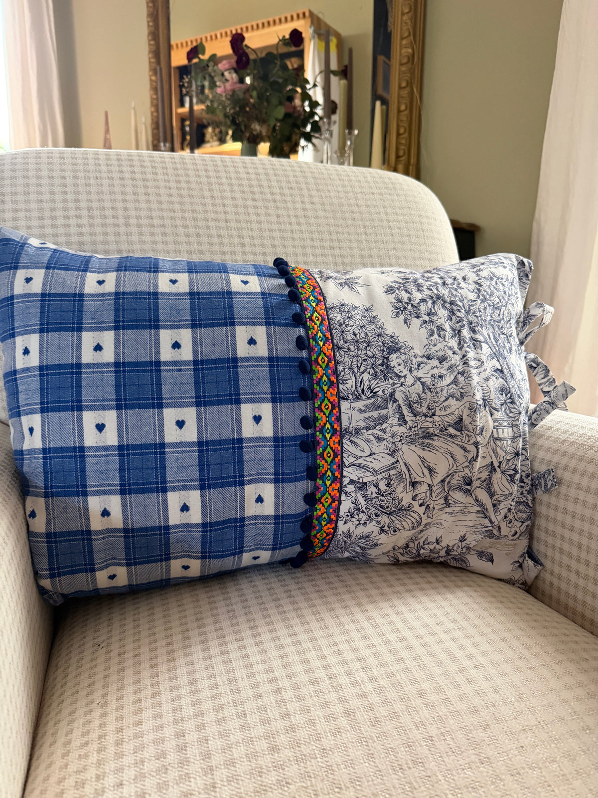 Housse de coussin « Bleue » – Toile de Jouy & petits cœurs 🩵
