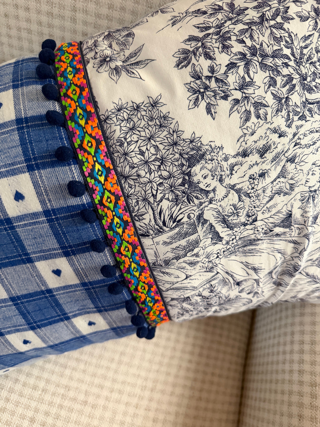 Housse de coussin « Bleue » – Toile de Jouy & petits cœurs 🩵