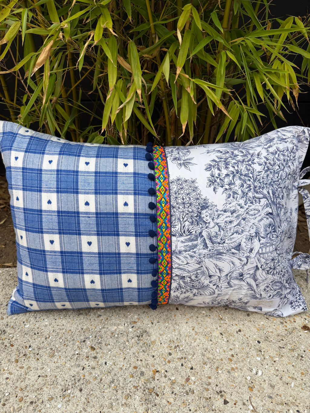 Housse de coussin « Bleue » – Toile de Jouy & petits cœurs 🩵