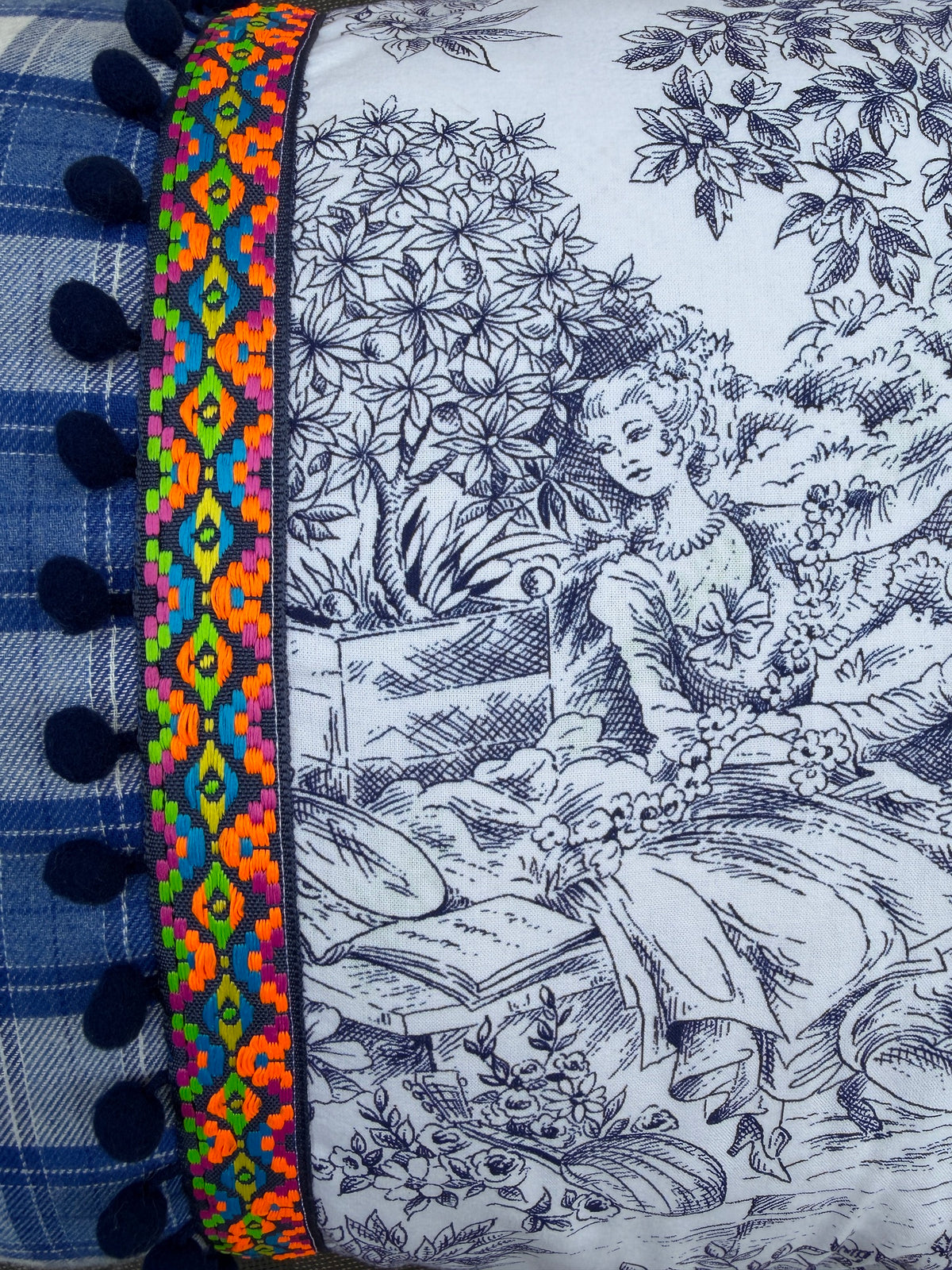 Housse de coussin « Bleue » – Toile de Jouy & petits cœurs 🩵