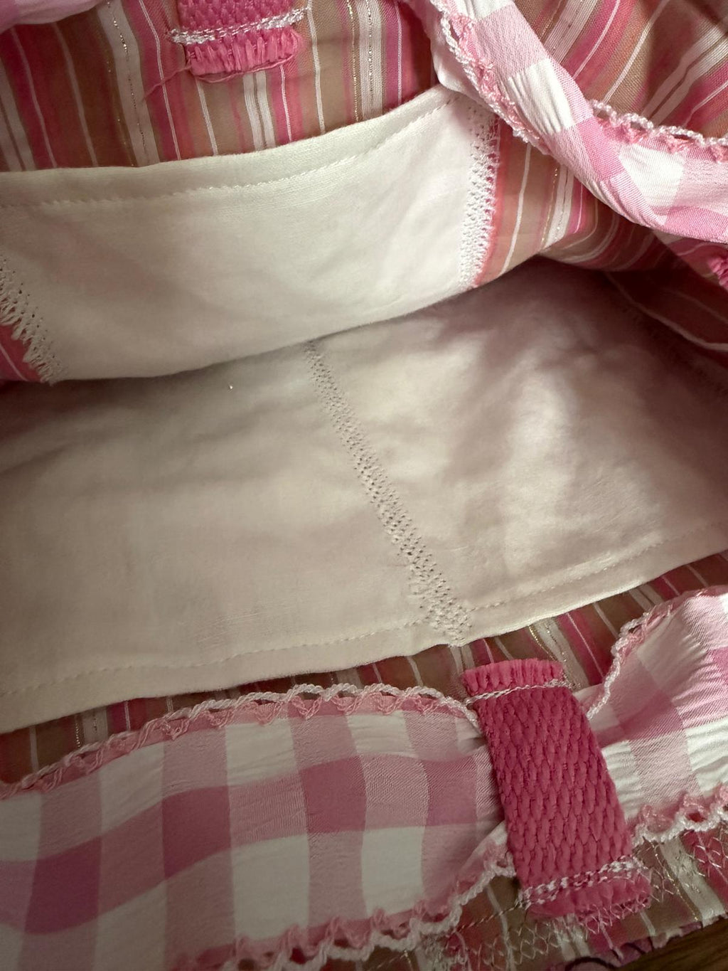 Intérieur doublé du sac bourse, finitions dentelle et cordon vichy rose