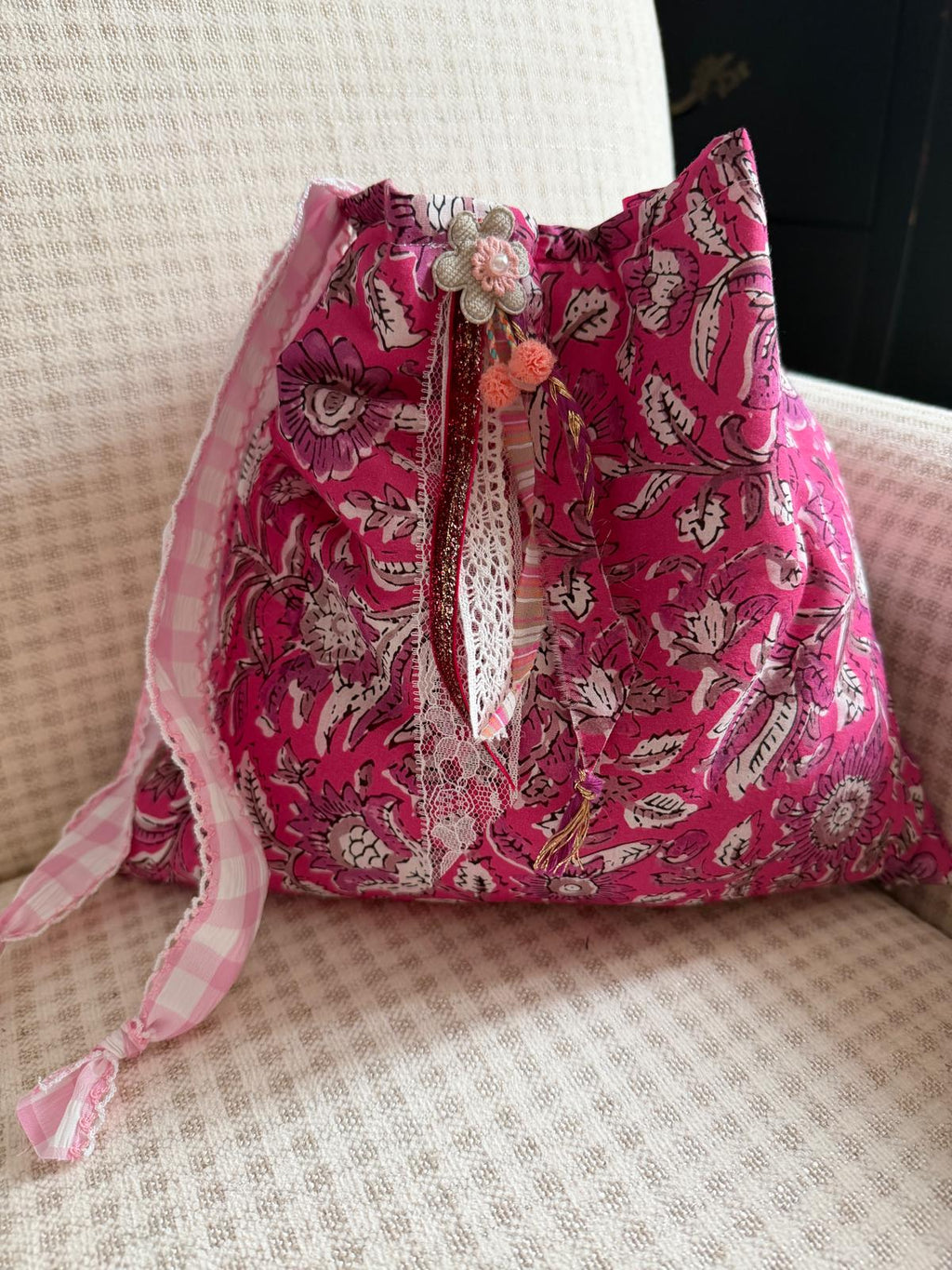 Sac bourse motif floral rose fuchsia, cordon vichy rose et détail dentelle