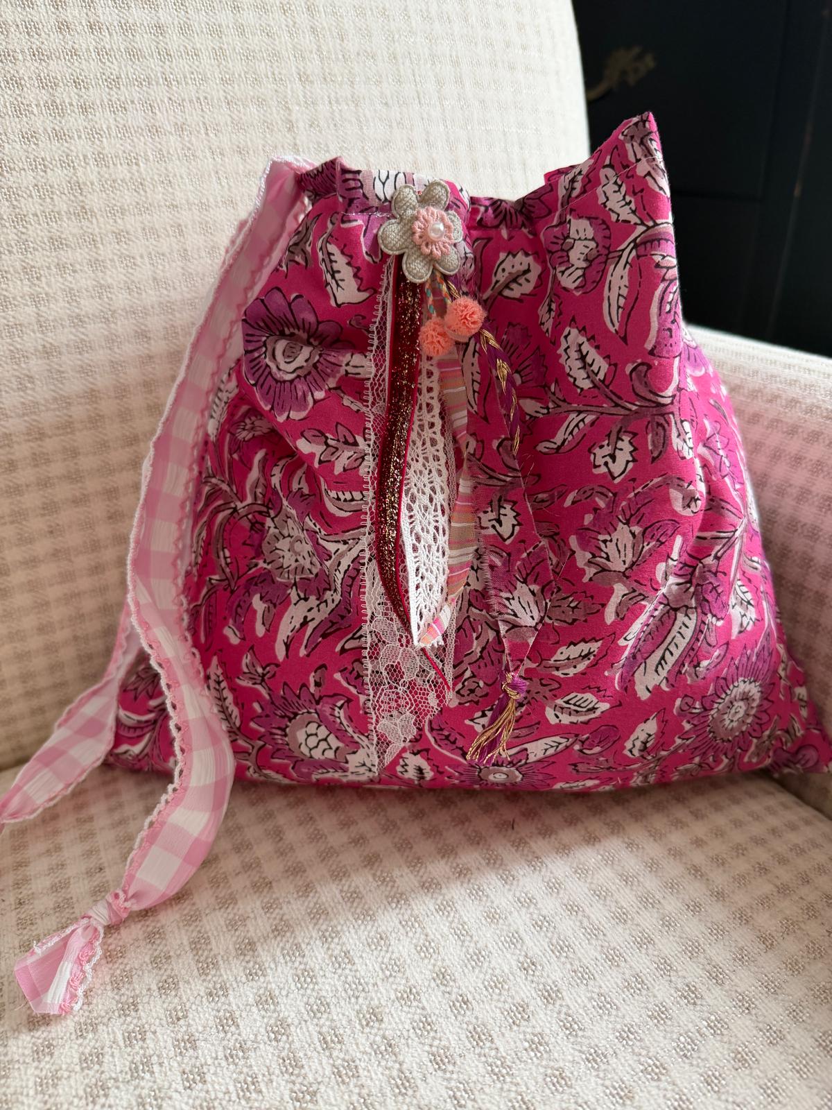 Sac bourse motif floral rose fuchsia, cordon vichy rose et détail dentelle