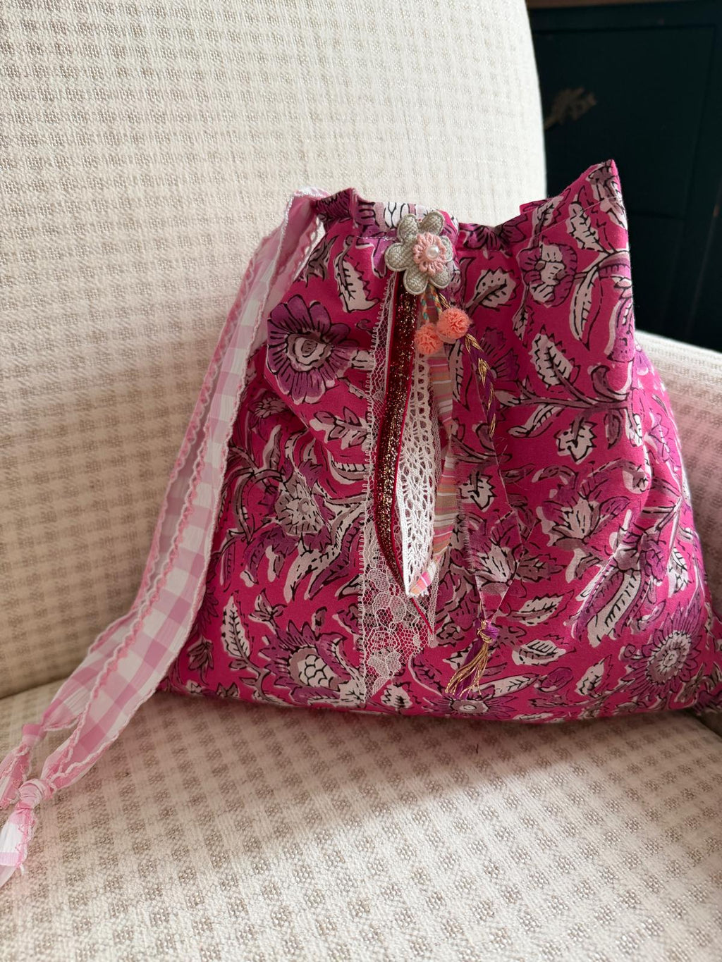 Sac bourse artisanal tissu fleuri rose fuchsia, fleur brodée et pompons