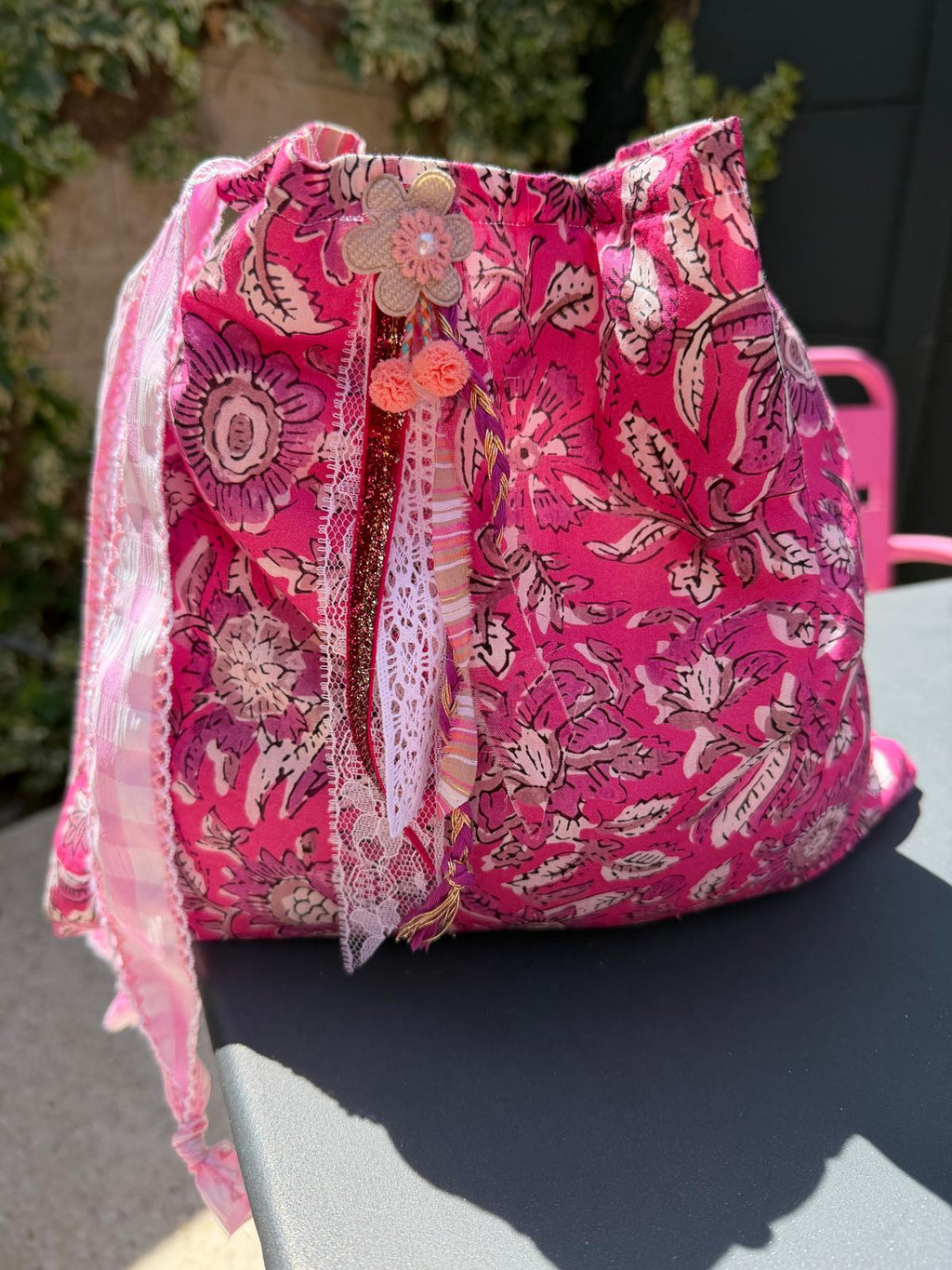 Sac bourse en tissu imprimé floral rose, cordon coulissant et pompons