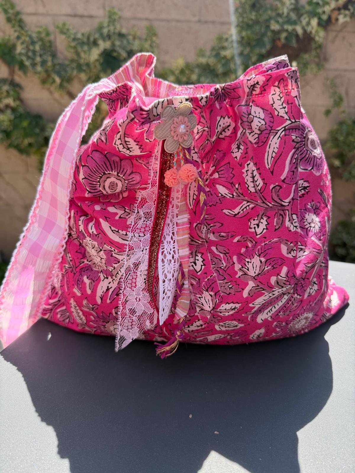 Sac bourse en tissu fleuri rose et fuchsia, dentelle et pompons faits main