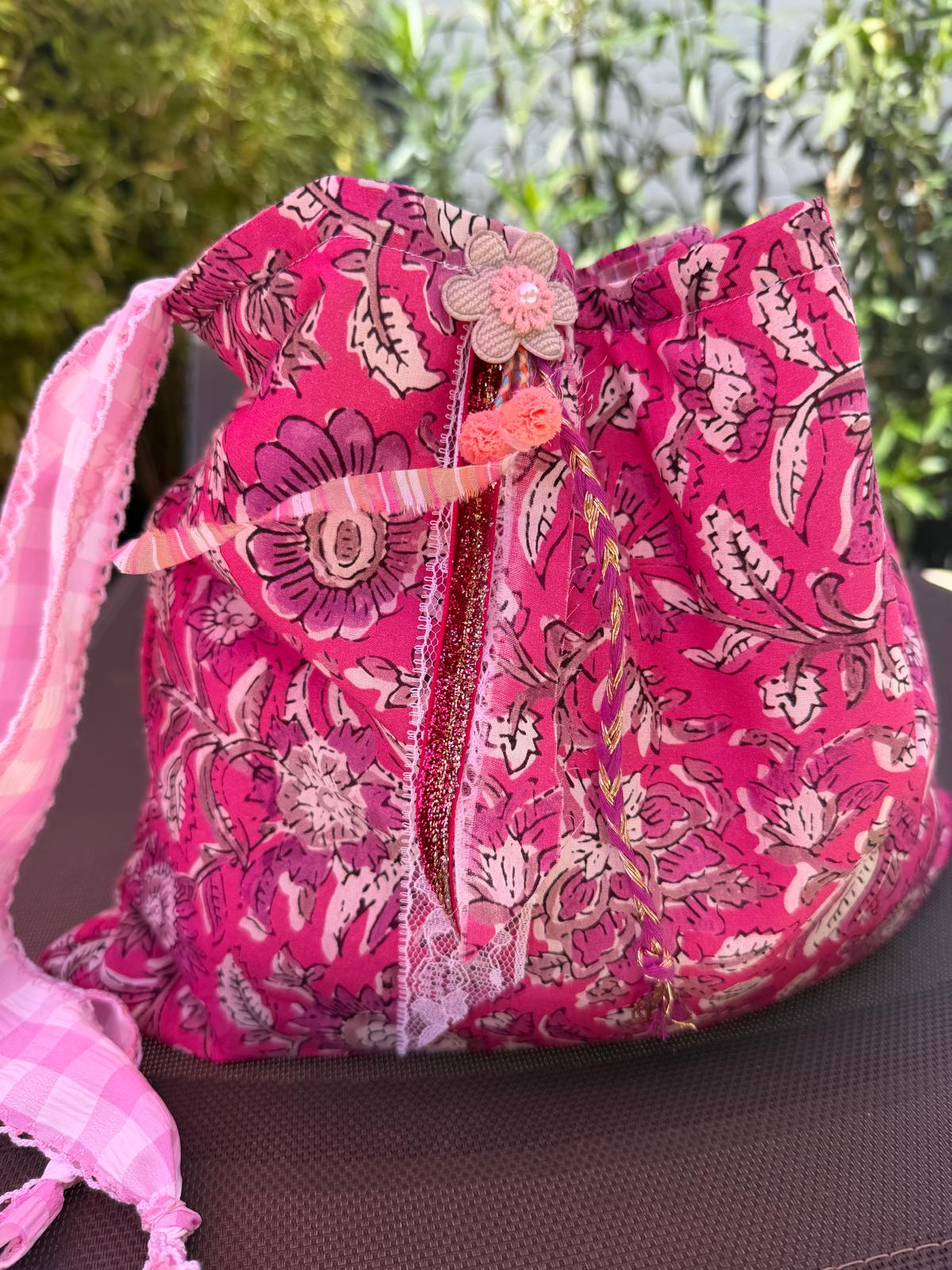 Sac bourse tissu fleuri rose fuchsia, pompons et cordon vichy rose