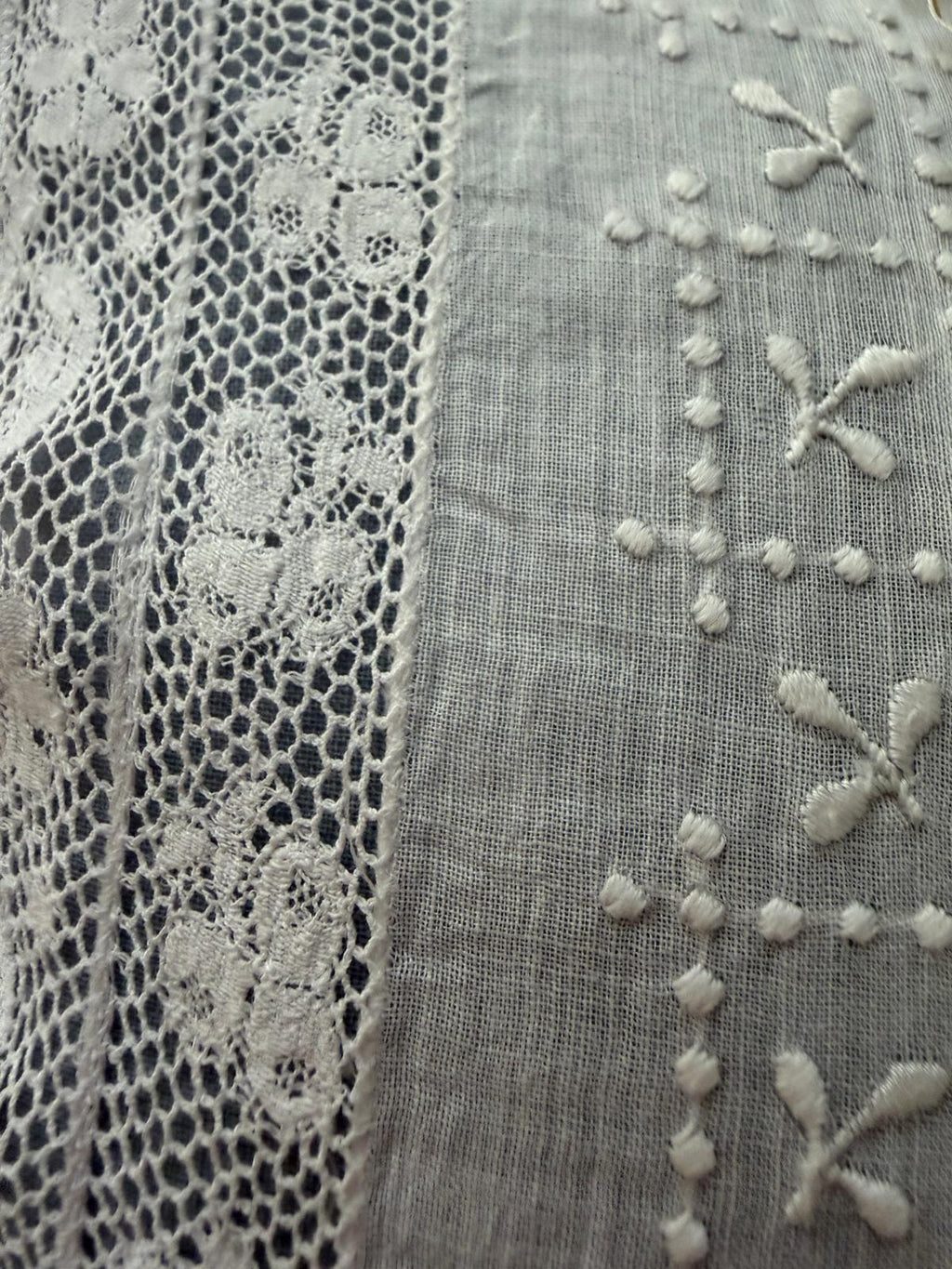 Zoom dentelle blanche et broderie fleurie ton sur ton, coussin fait main Lyli Créarti