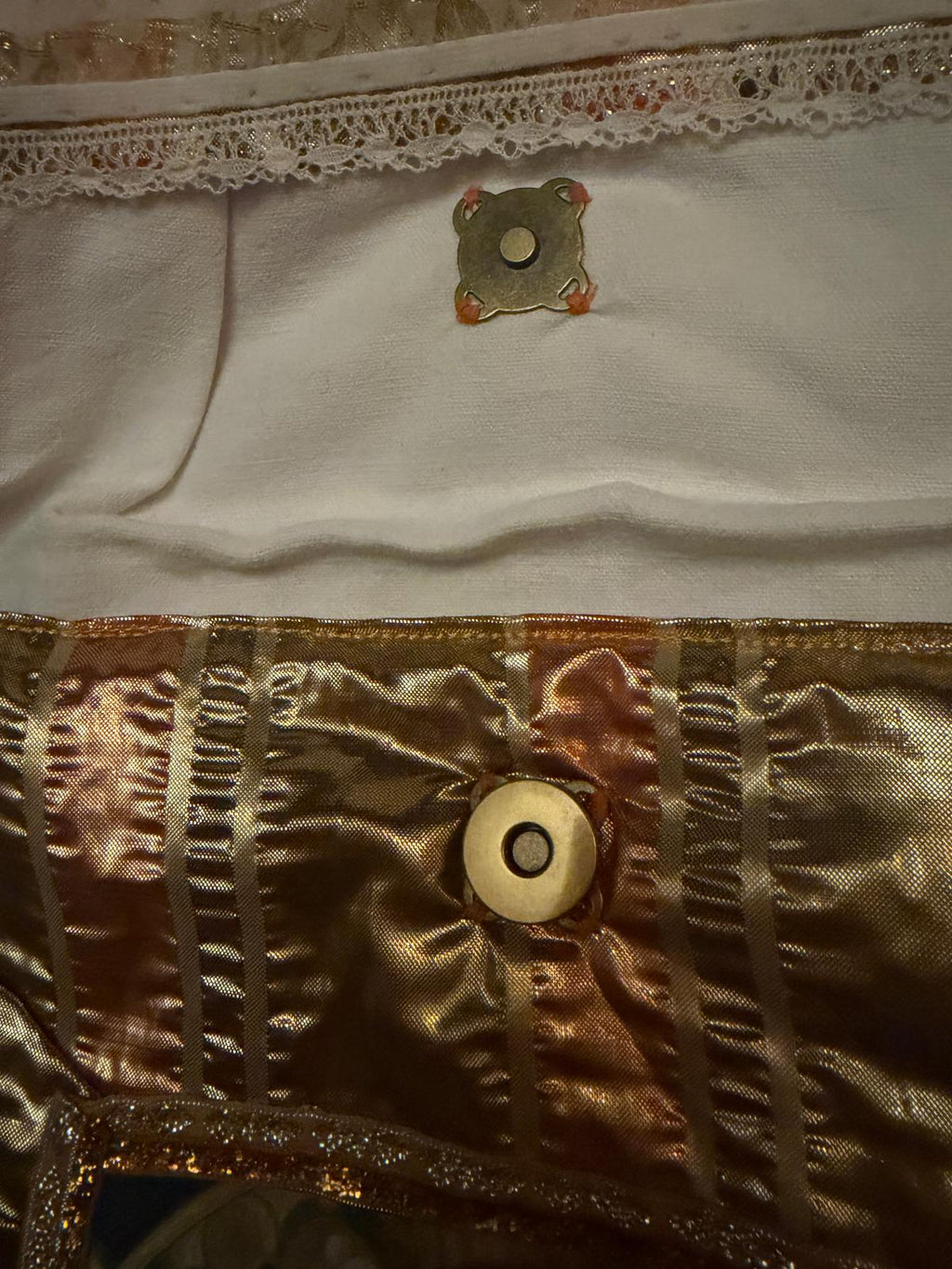 Fermeture aimantée pochette fait main Lyli Créarti, intérieur doublure ivoire et extérieur tissu satiné doré et cuivré