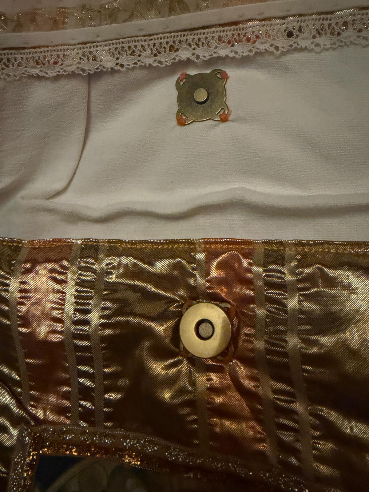 Fermeture aimantée pochette fait main Lyli Créarti, intérieur doublure ivoire et extérieur tissu satiné doré et cuivré