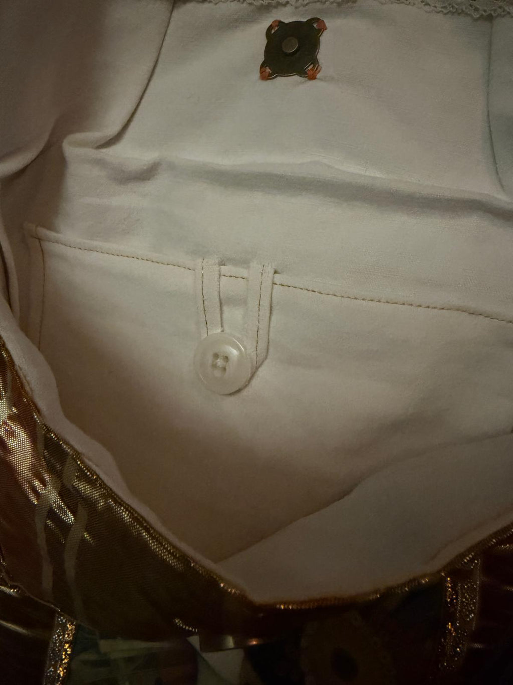 Intérieur pochette fait main Lyli Créarti, doublure ivoire avec bouton nacré et fermeture pression aimantée