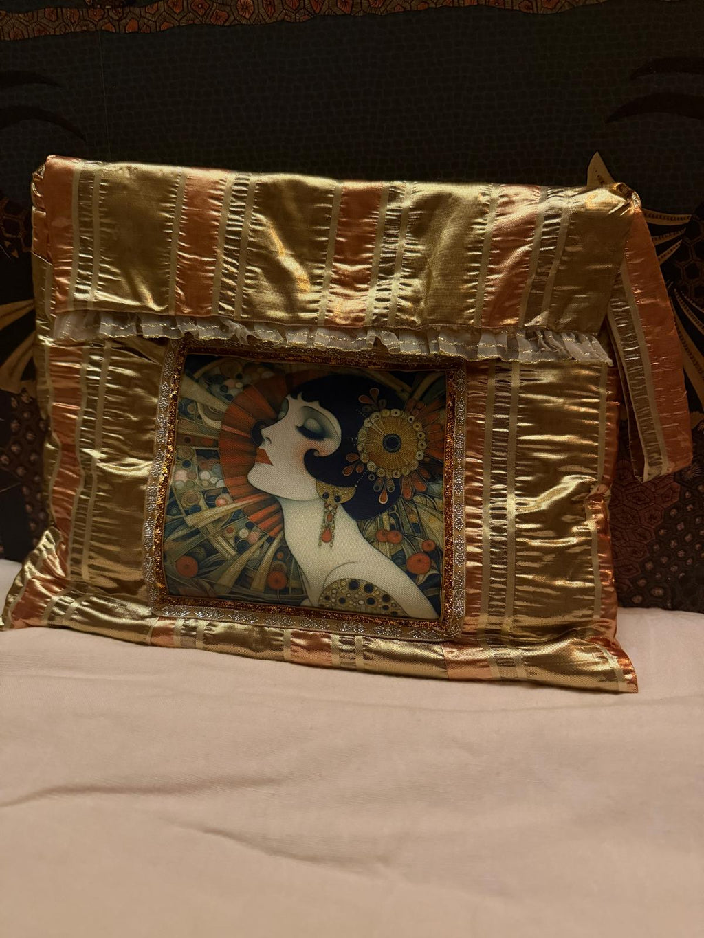 Pochette fait main Lyli Créarti, tissu satiné rayé doré et cuivré, médaillon brodé illustration Art Déco femme au fan