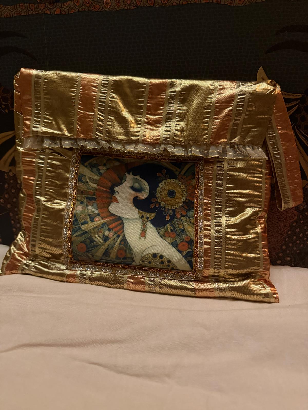 Pochette fait main Lyli Créarti, tissu satiné rayé doré et cuivré, médaillon brodé illustration Art Déco femme au fan