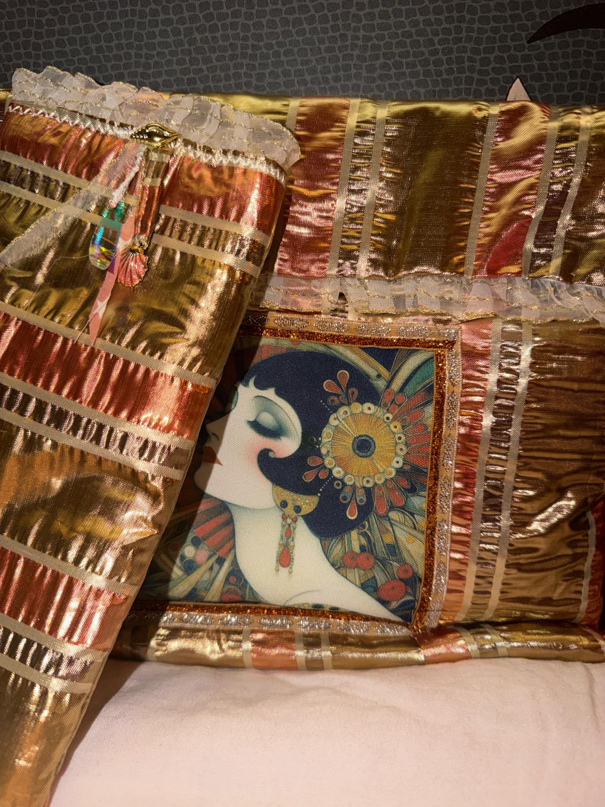 Pochette fait main Lyli Créarti, tissu satiné rayé doré et cuivré, médaillon Art Déco et breloque pendentif coquillage