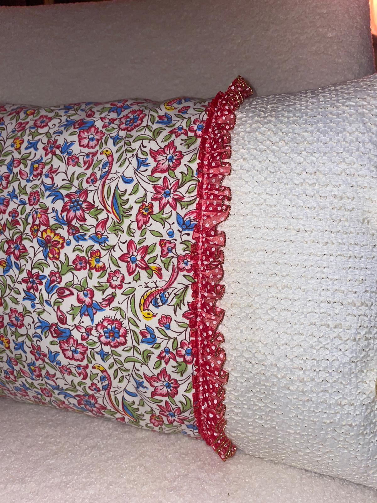 Zoom jonction coussin fait main Lyli Créarti, tissu imprimé fleuri oiseaux et lin blanc texturé, volant plissé à pois rouge
