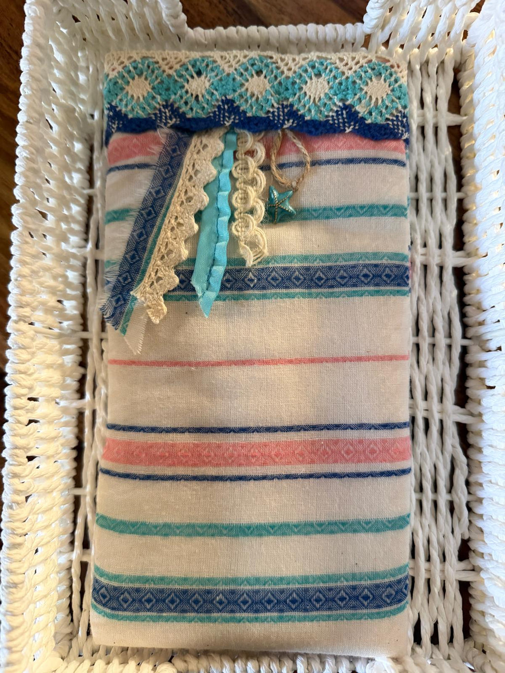 Bourse fait main Lyli Créarti, tissu rayé bleu et rose sur fond ivoire, bordure crochetée bleue et pendentif étoile de mer