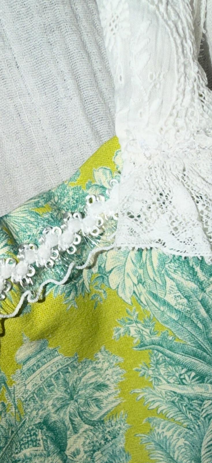 Détail bourse fait main Lyli Créarti, tissu imprimé toile de Jouy vert et jaune avec galon perlé et voile en dentelle blanche