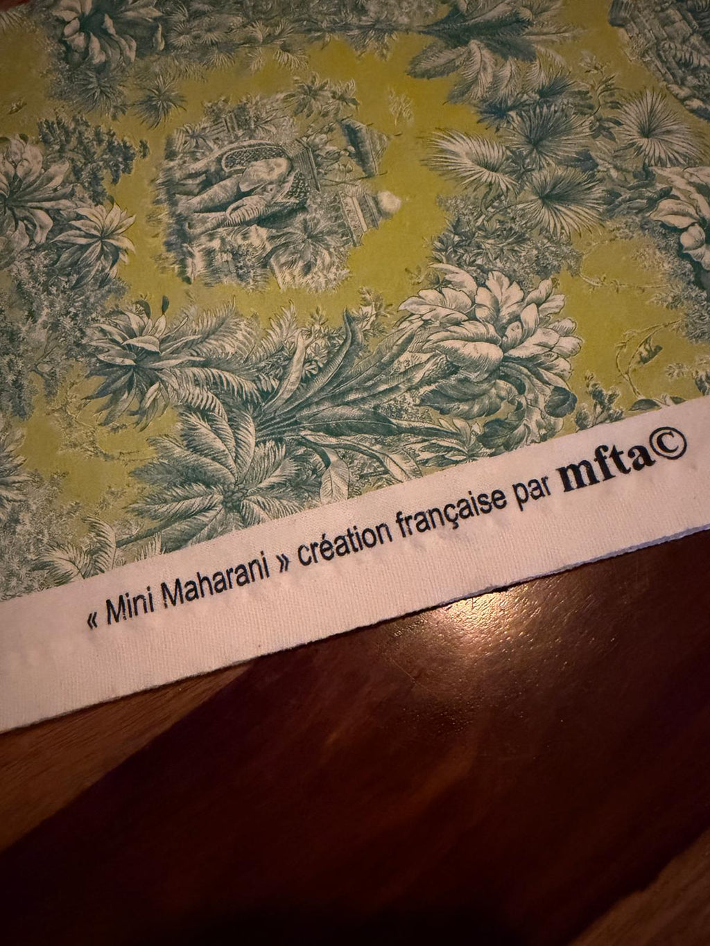 Étiquette tissu "Mini Maharani" création française mfta, imprimé toile de Jouy vert et jaune motif éléphants