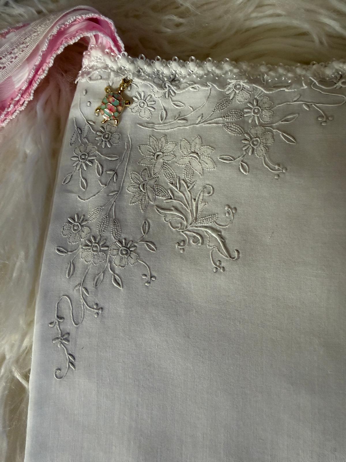 Sac à chaussons fait main Lyli Créarti, lin blanc brodé fleurs ton sur ton, breloque tortue émaillée et bordure perlée