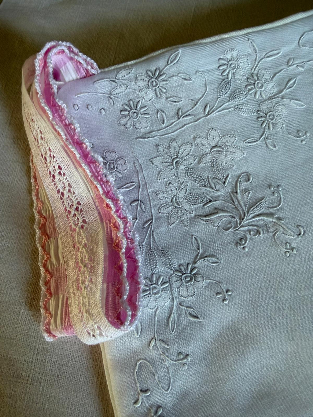 Sac à chaussons fait main Lyli Créarti, lin blanc brodé fleurs ton sur ton, roulé avec bordure en dentelle rose