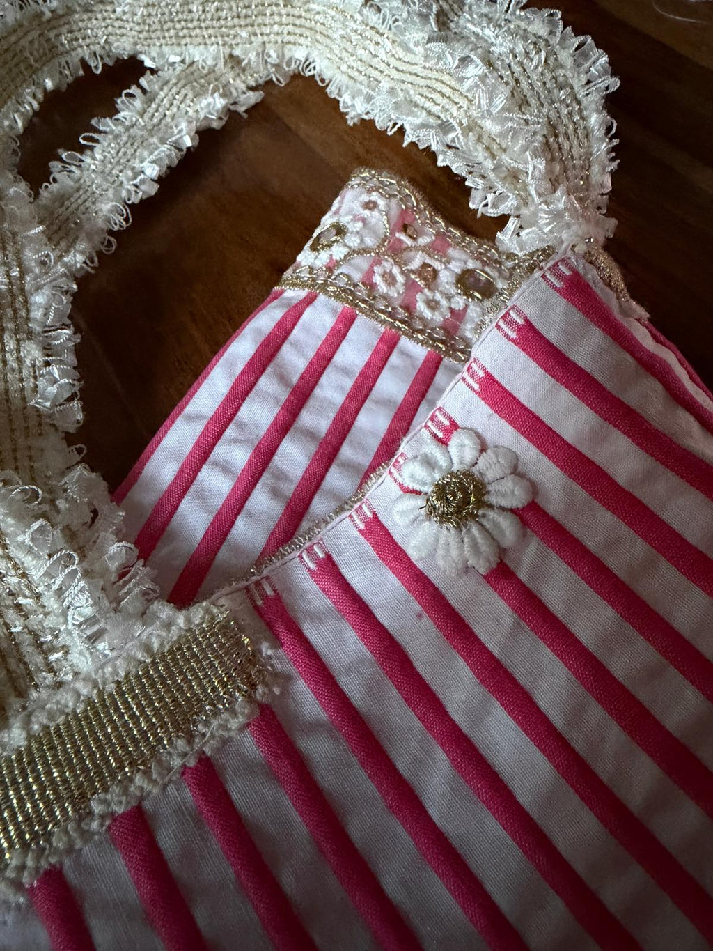 Sac fait main Lyli Créarti, tissu rayé rose et blanc, anses en dentelle froncée et galon doré, empiècement brodé de strass et fleur en tissu