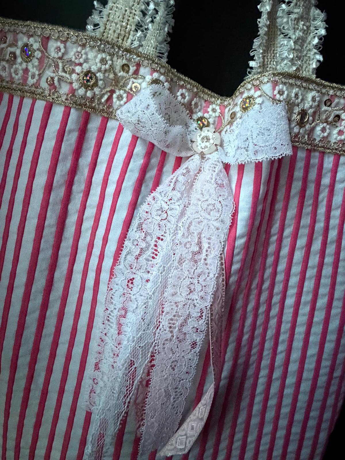 Sac fait main Lyli Créarti vue de face, tissu rayé rose et blanc, noeud en dentelle blanche et empiècement brodé perlé