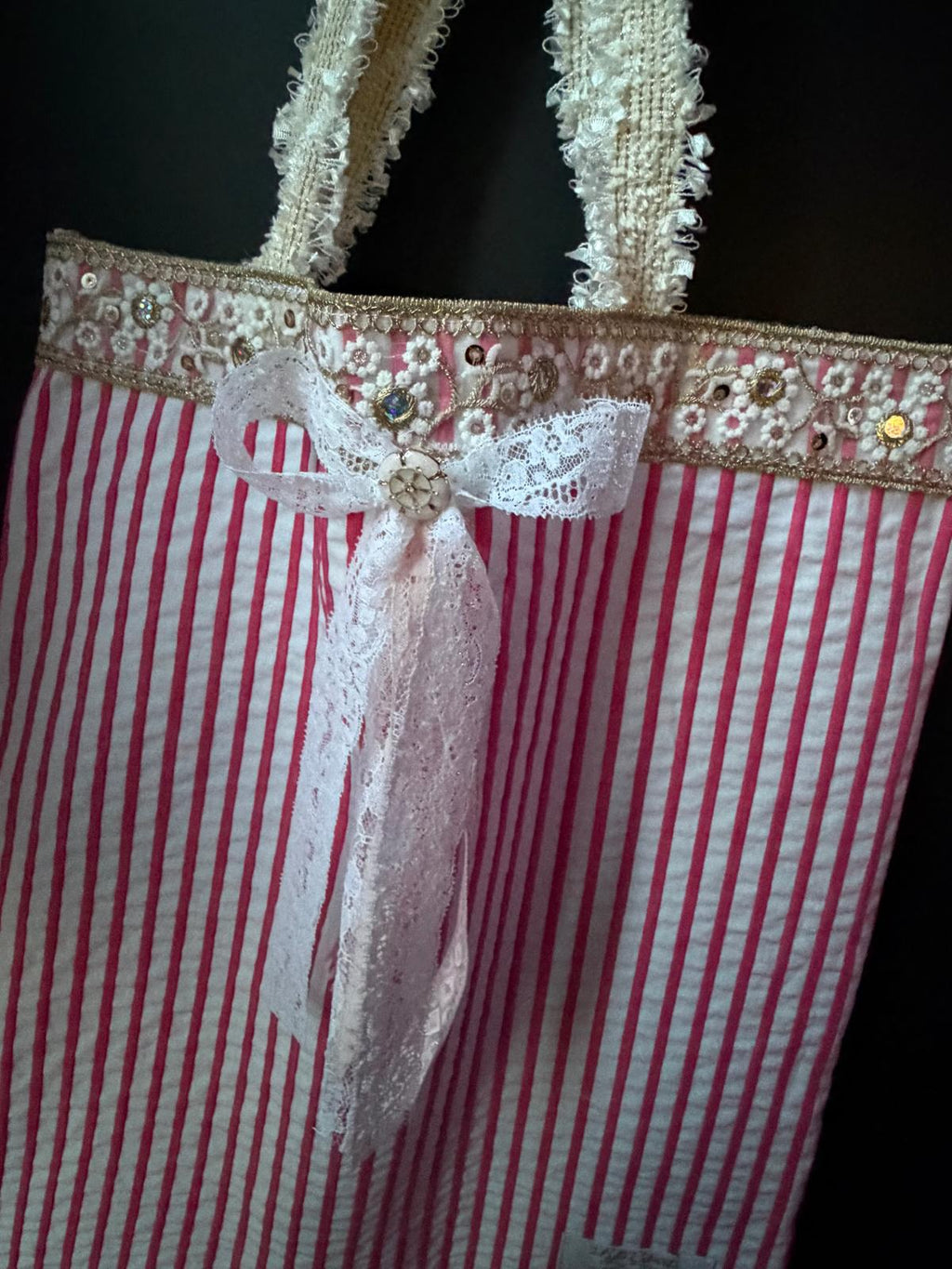 Sac cabas fait main Lyli Créarti, tissu rayé rose et blanc à fines rayures, anses en dentelle froncée et noeud en dentelle blanche