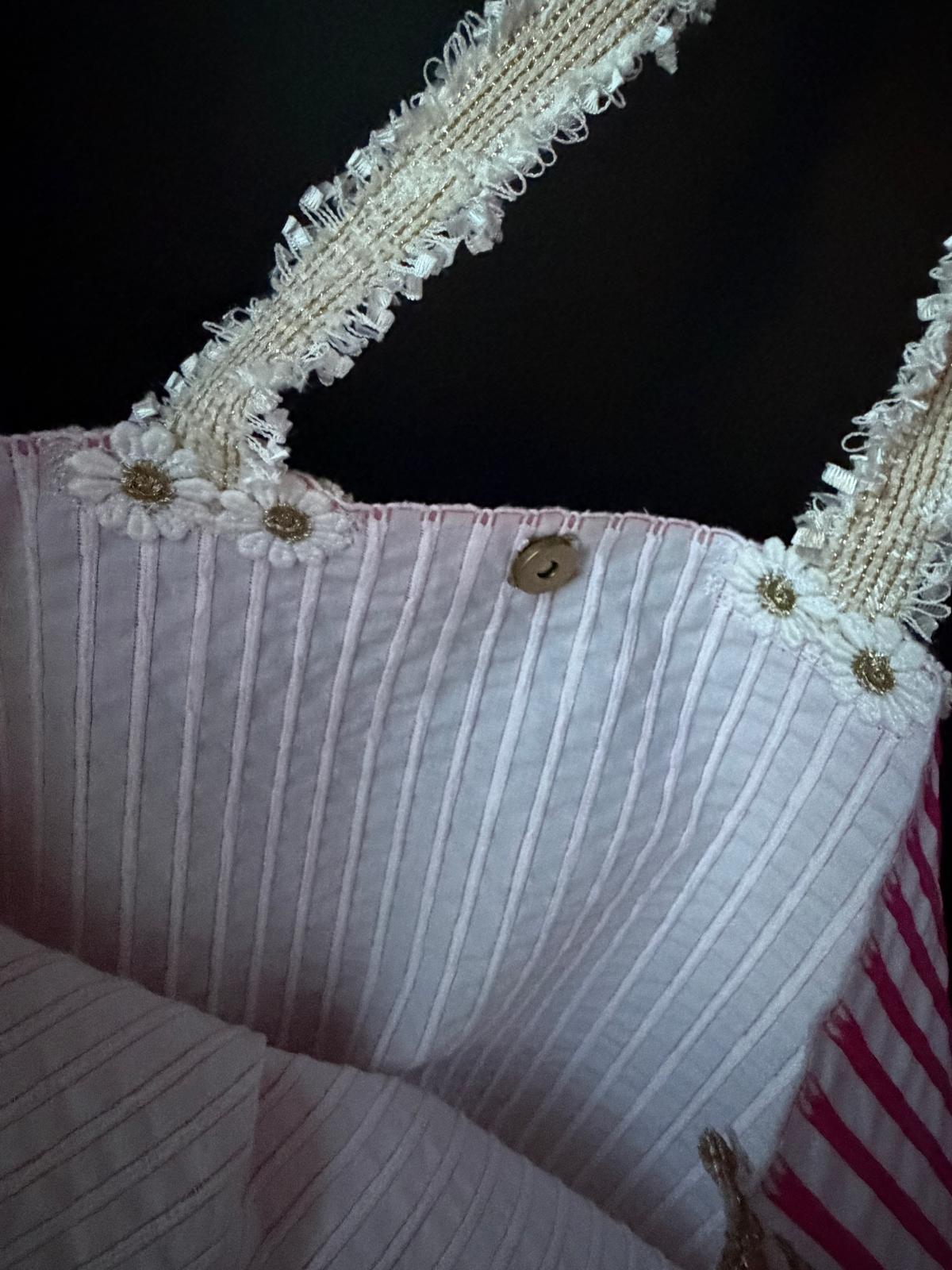 Intérieur sac fait main Lyli Créarti, doublure blanche rayée avec fermeture pression dorée et fleurs en dentelle
